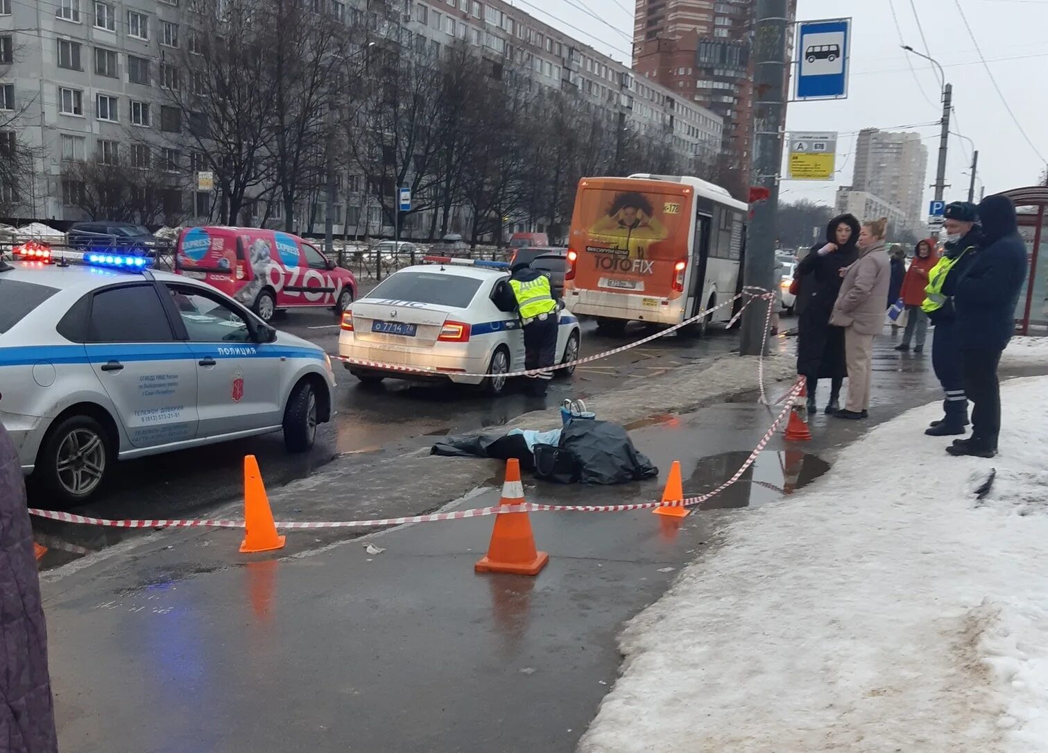 Человек которого сбила машина. ДТП автомобилей на перекрестке.