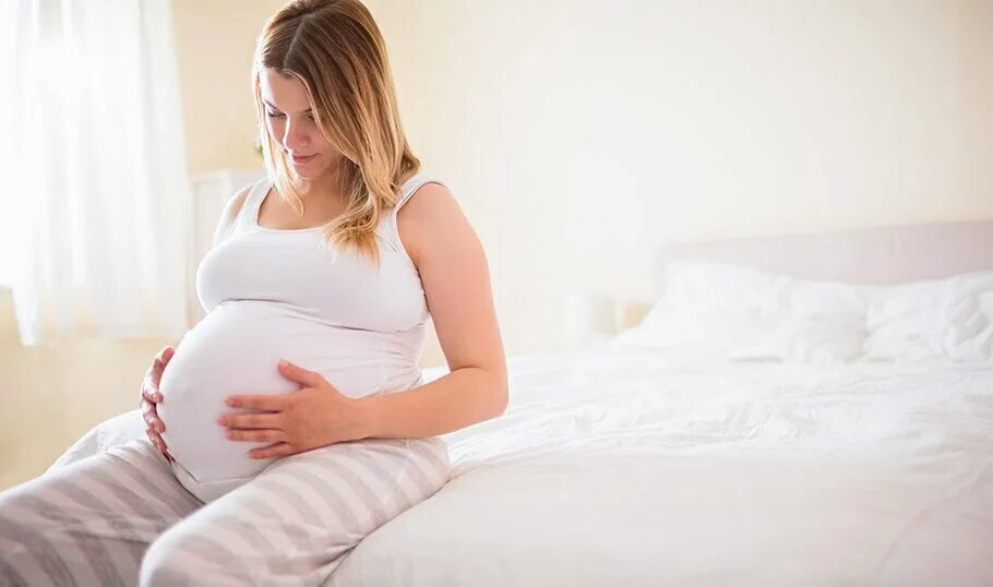 2 беременность в 35 лет. Женщина смотрит на свой живот. Пожилые беременные женщины фото. Фото беременной с предлежанием.