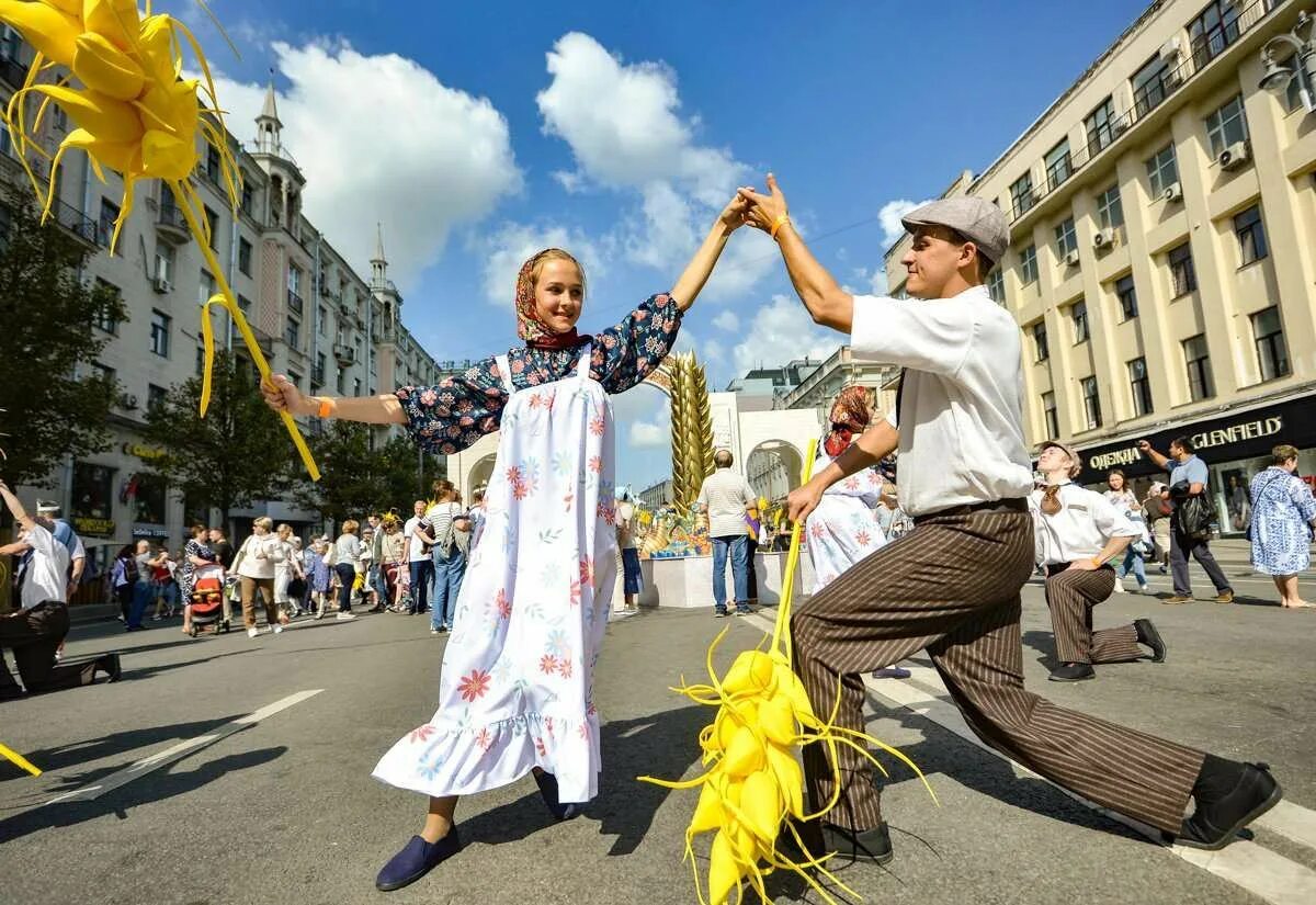 С днем города москва. Праздничная москва. Фестиваль спасская башня москва картинки. Москва днем. Ближайшие праздники в москве.