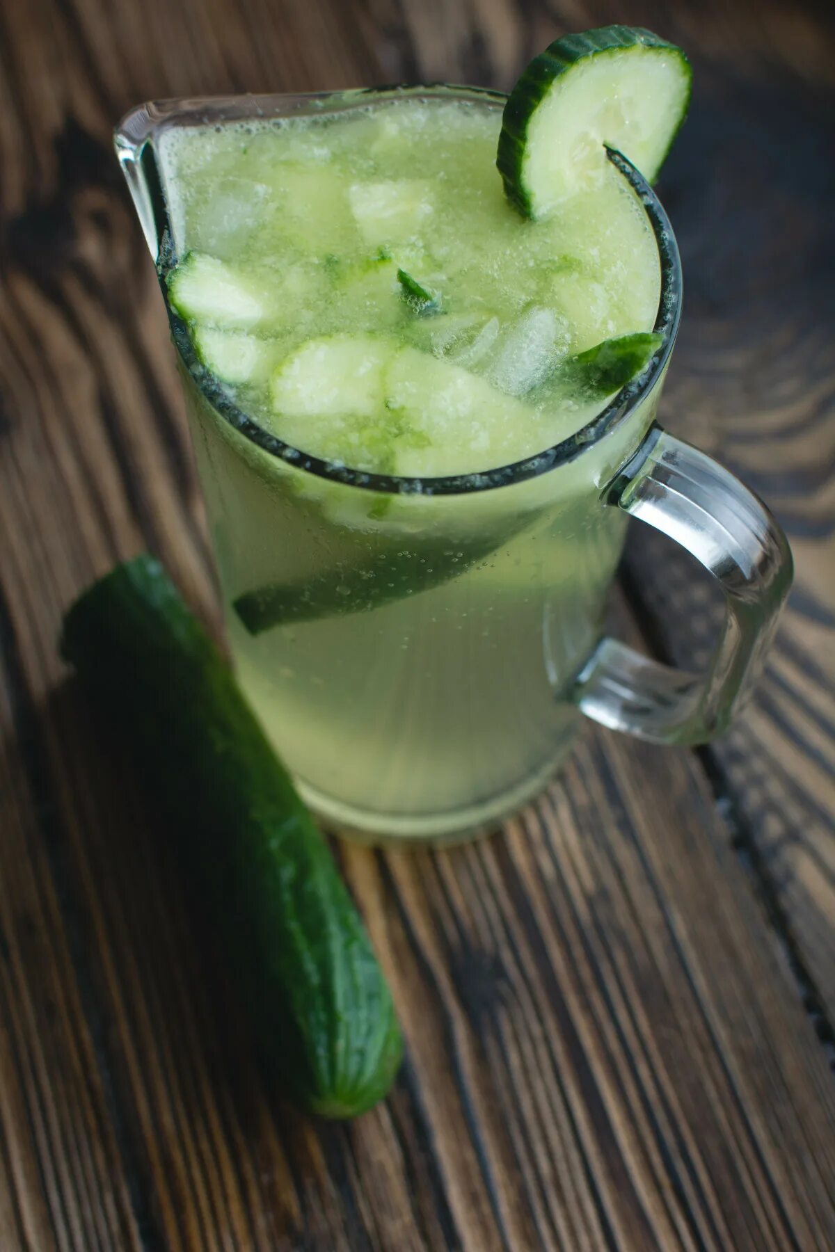 Зеленый мохито. Огуречный Мохито. Мятный джулеп. Мохито огурцы лимонад. Напиток алкогольный зеленый Mojito.