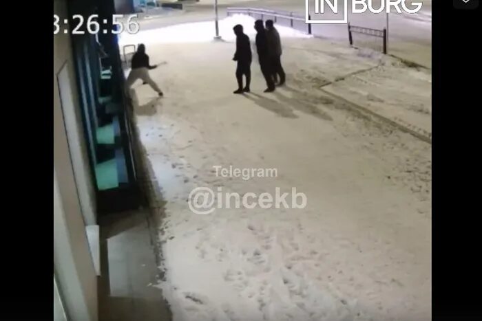 Екатеринбург напали. Атака екатеринбург. Екатеринбург напали. С ножиком пропустят полицейские. В екатеринбурге напали на таксиста.