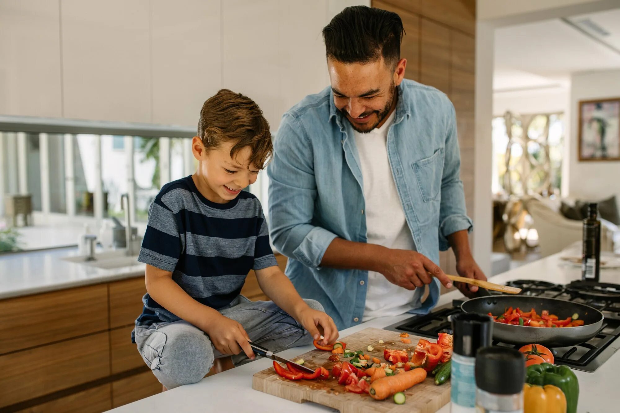 Dad a cook. Готовим для детей. Готовка на кухне. Семья на кухне. Готовка еды дома с семьей и детьми.