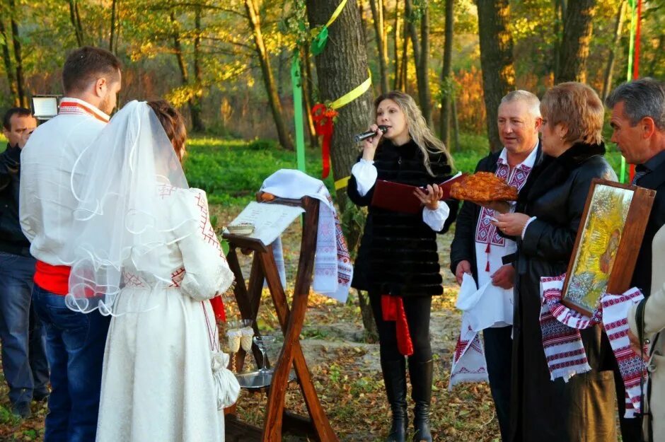 Встреча молодоженов с караваем на свадьбе. Встреча молодых. встреча молодых с караваем. встреча невестки в доме жениха с караваем. встреча молодых с лентами.