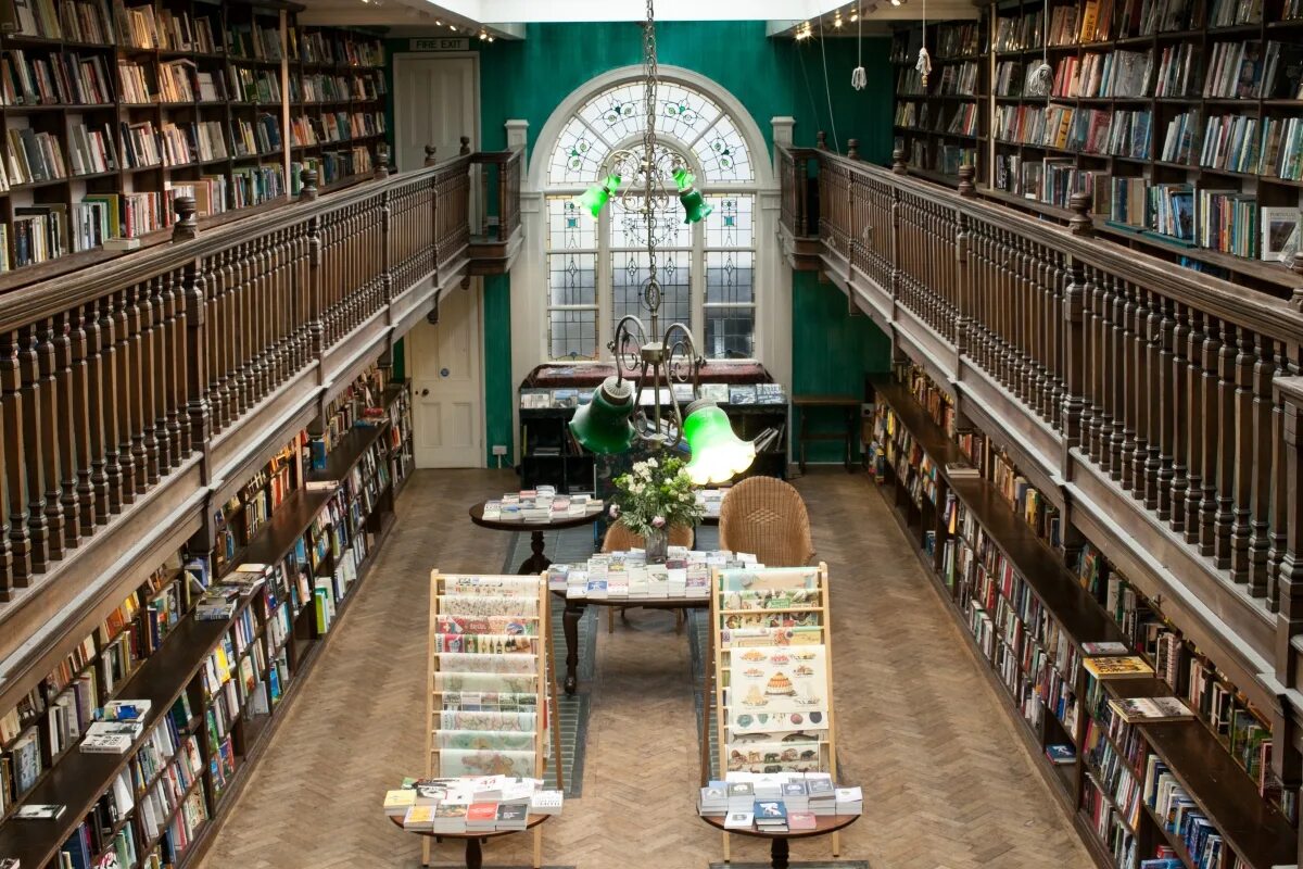 Best books shop. Daunt books, Мэрилебон. Книжный магазин в Лондоне. Необычные книжные магазины в Лондоне. Книжный магазин в Лондоне внутри.