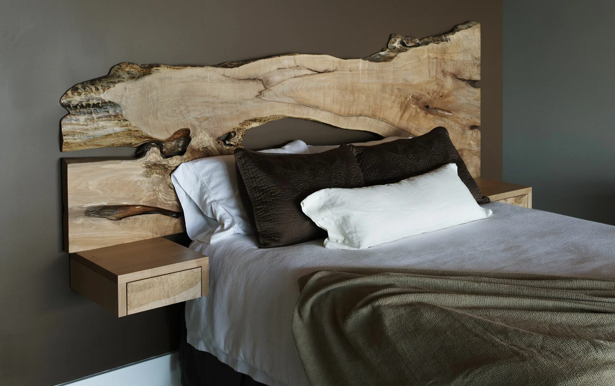 Изголовье кровати из дерева. Изголовье кровати из слэба с эпоксидной смолой. Кровать с деревянным изголовьем. Кровать из слэба дерева.