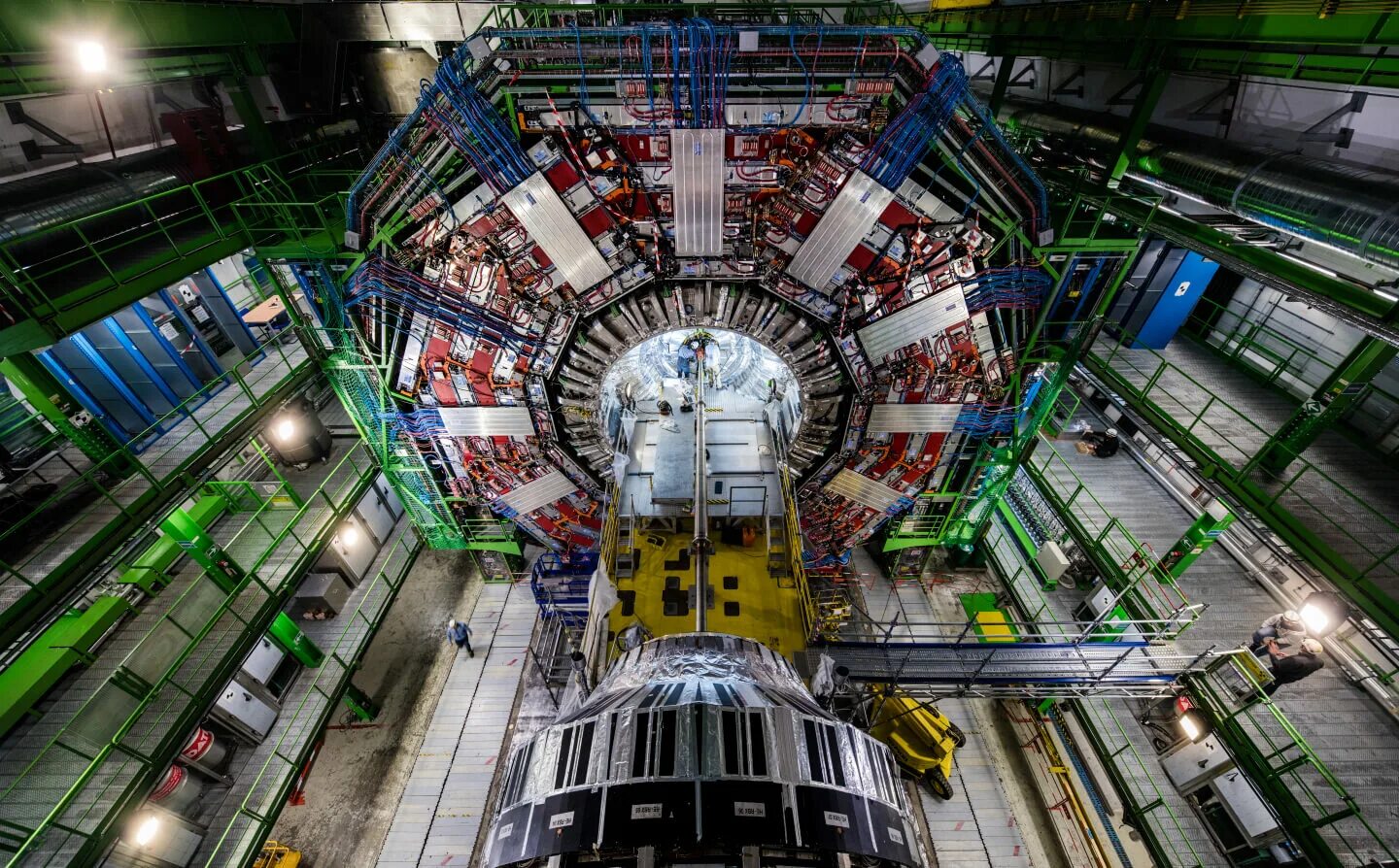 Ускоритель атомных частиц. Швейцария ЦЕРН коллайдер. Адронный коллайдер ЦЕРН. Большой адронный коллайдер ЦЕРН. Большой адронный коллайдер в Швейцарии.