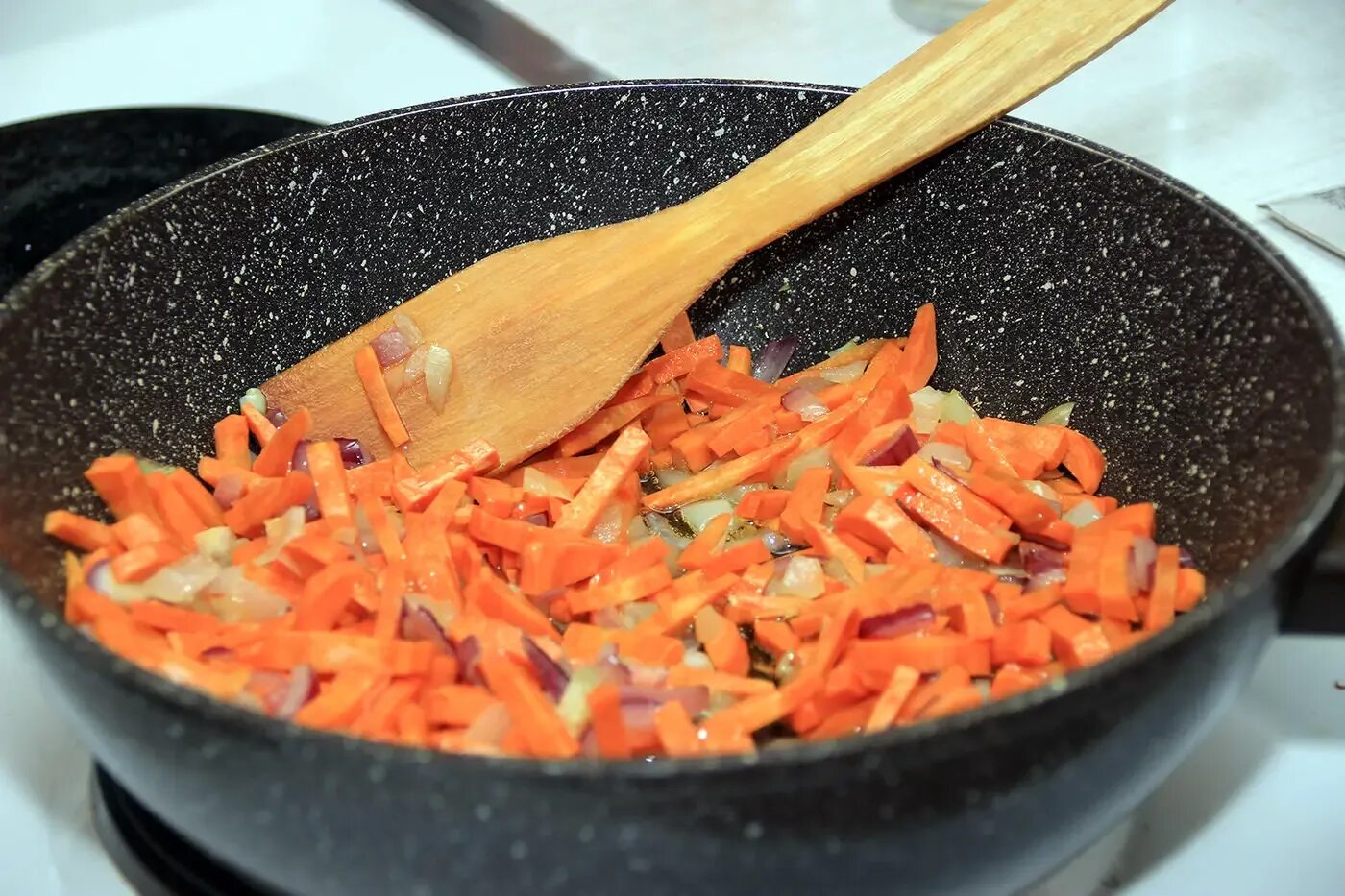 Морковь пережаренная черная. Как пожарить морковку. Жареная морковка. Морковь. Морковь холидей.