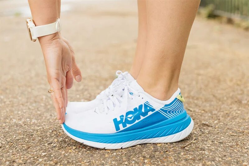 Удобная кроссовка. Кроссовки Nike для бега 2018 год. Кроссовки по бегу по асфальту. Обувь для марафона по асфальту. Белые кроссовки для бега на ногах.