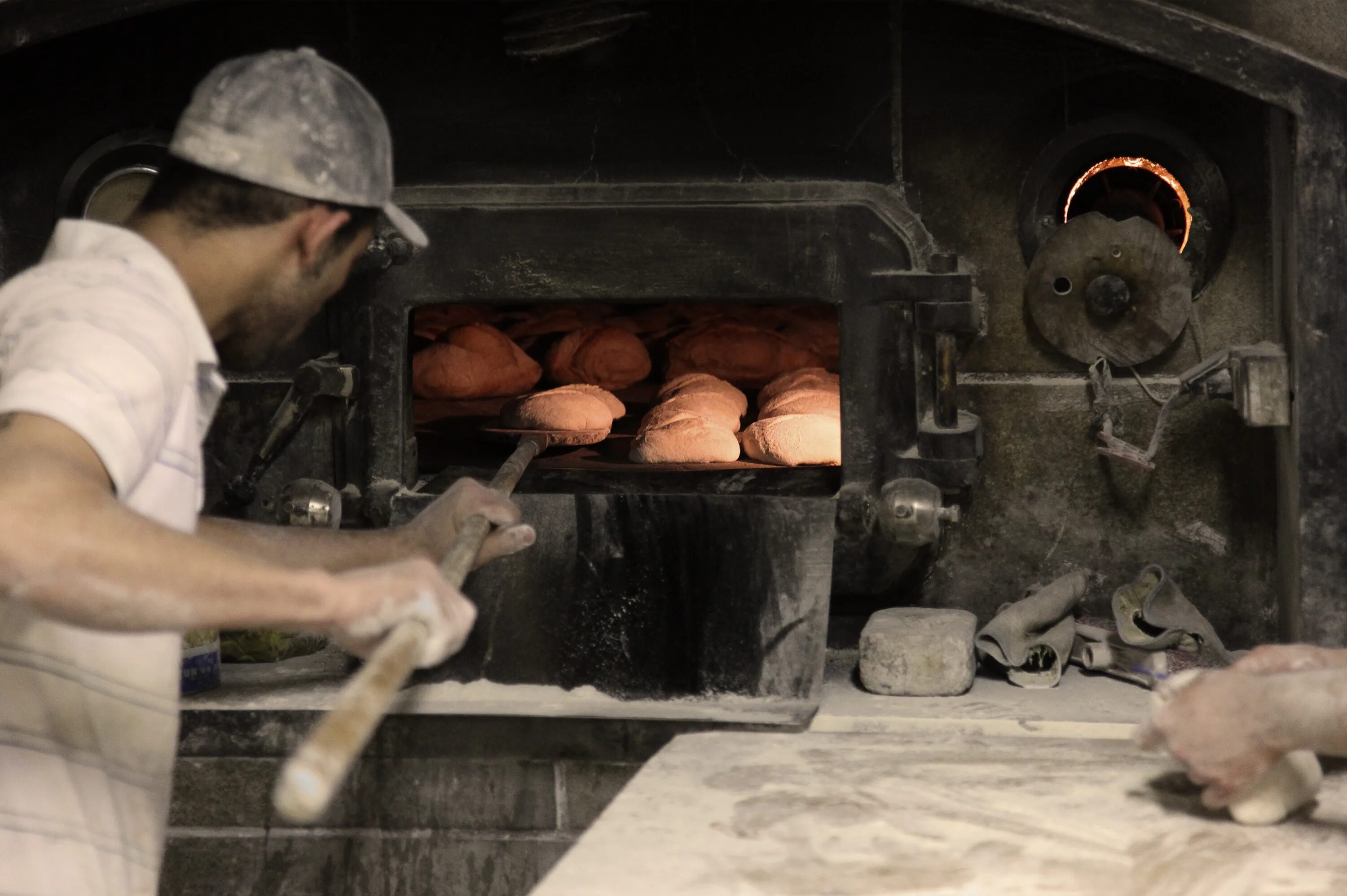 Видео печь хлеб. Хлебопекарная печь "русская печь РП-1". Печь для пекарня Baker. Хлеб в печи. Выпекание хлеба.