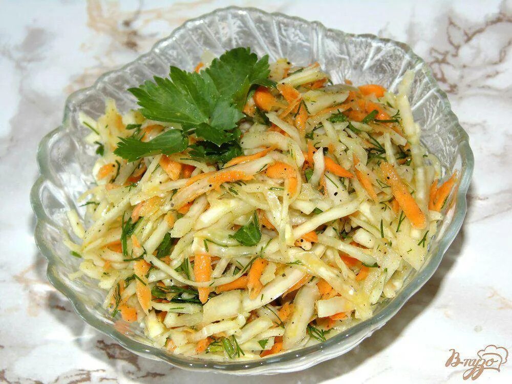 Салат с капустой морковкой и уксусом. Салат с капустой и морковью. салат из капусты с морковью. салат из белокочанной капусты с морковью. салат с капустой и морковкой.