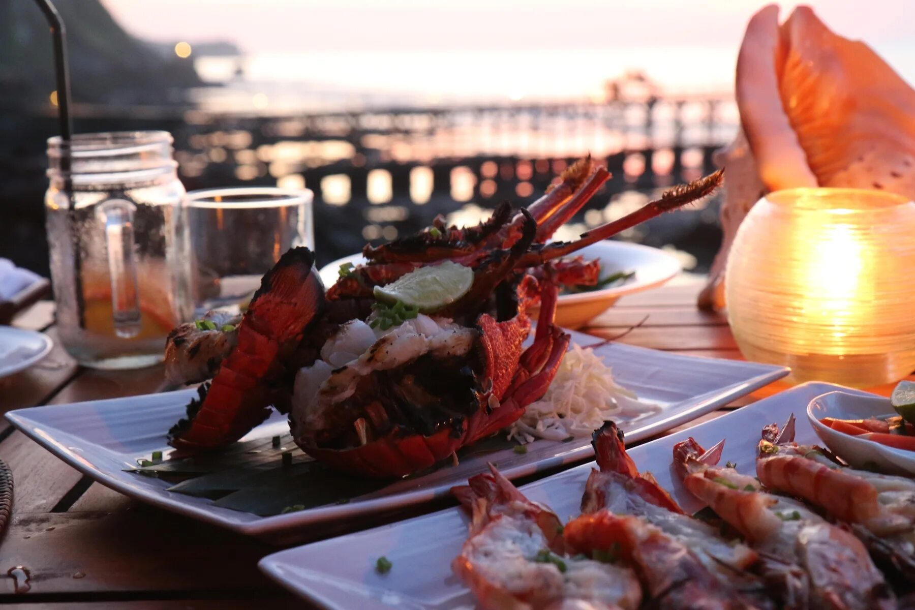 Морепродукты на берегу моря. Морепродукты на бали. морепродукты бали фото. лобстер на ужин. ужин из лобстеров.