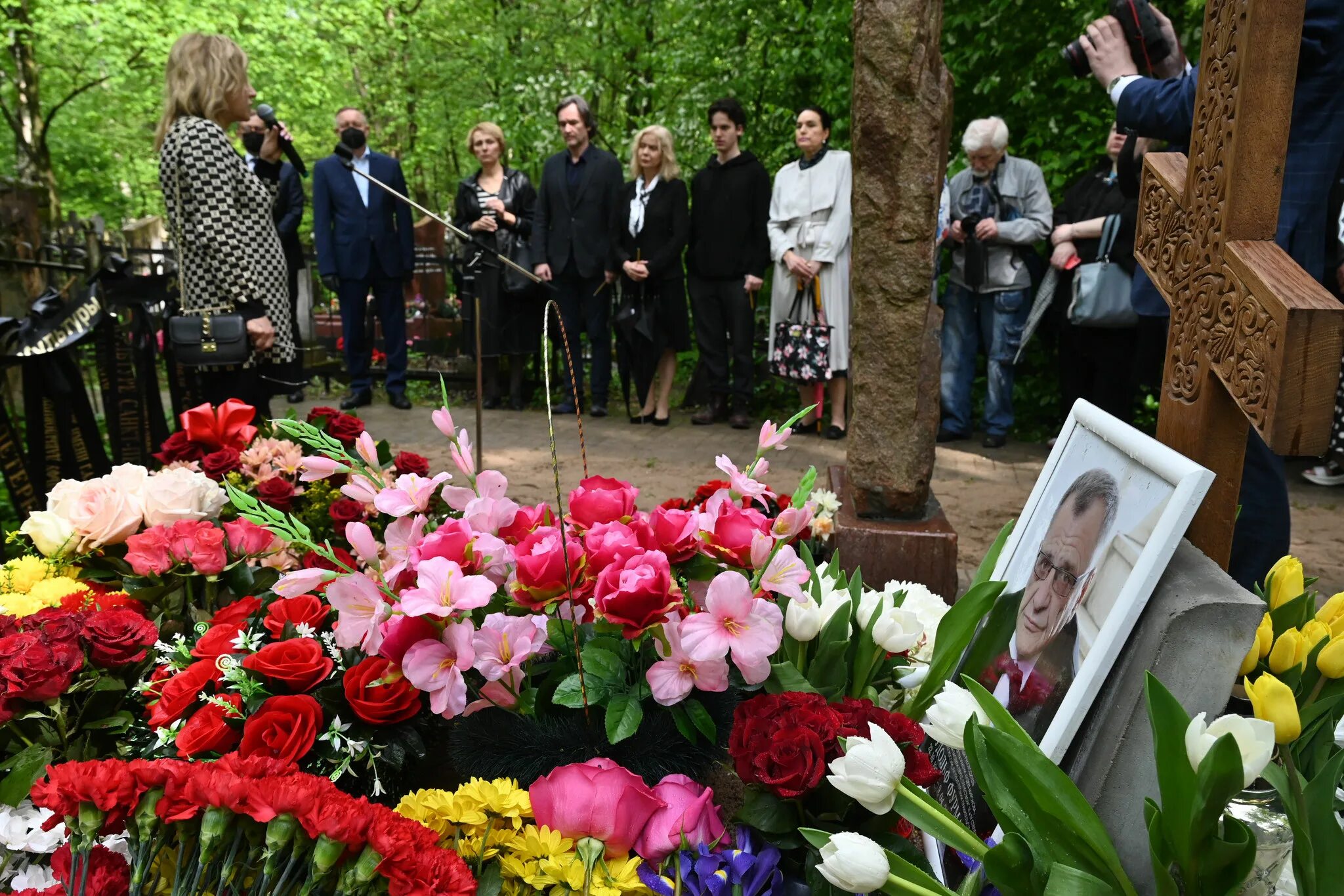 Басилашвили биография жив. Похороны Олега Басилашвили. Прощание с Рудольфом Фурмановым. Могила Рудольфа Фурманова на Большеохтинском кладбище.