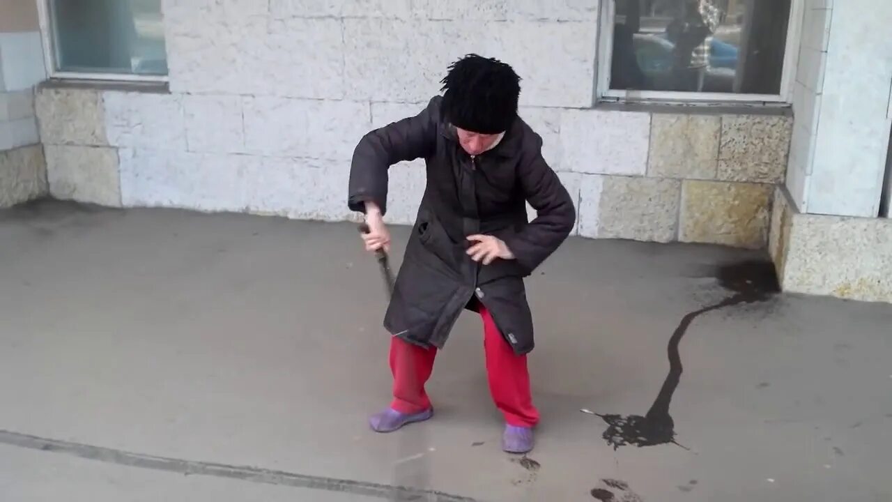 Алейкум рубль будет. Мем убью зарежу бабка. бабушка салам алейкум. бомж салам алейкум.