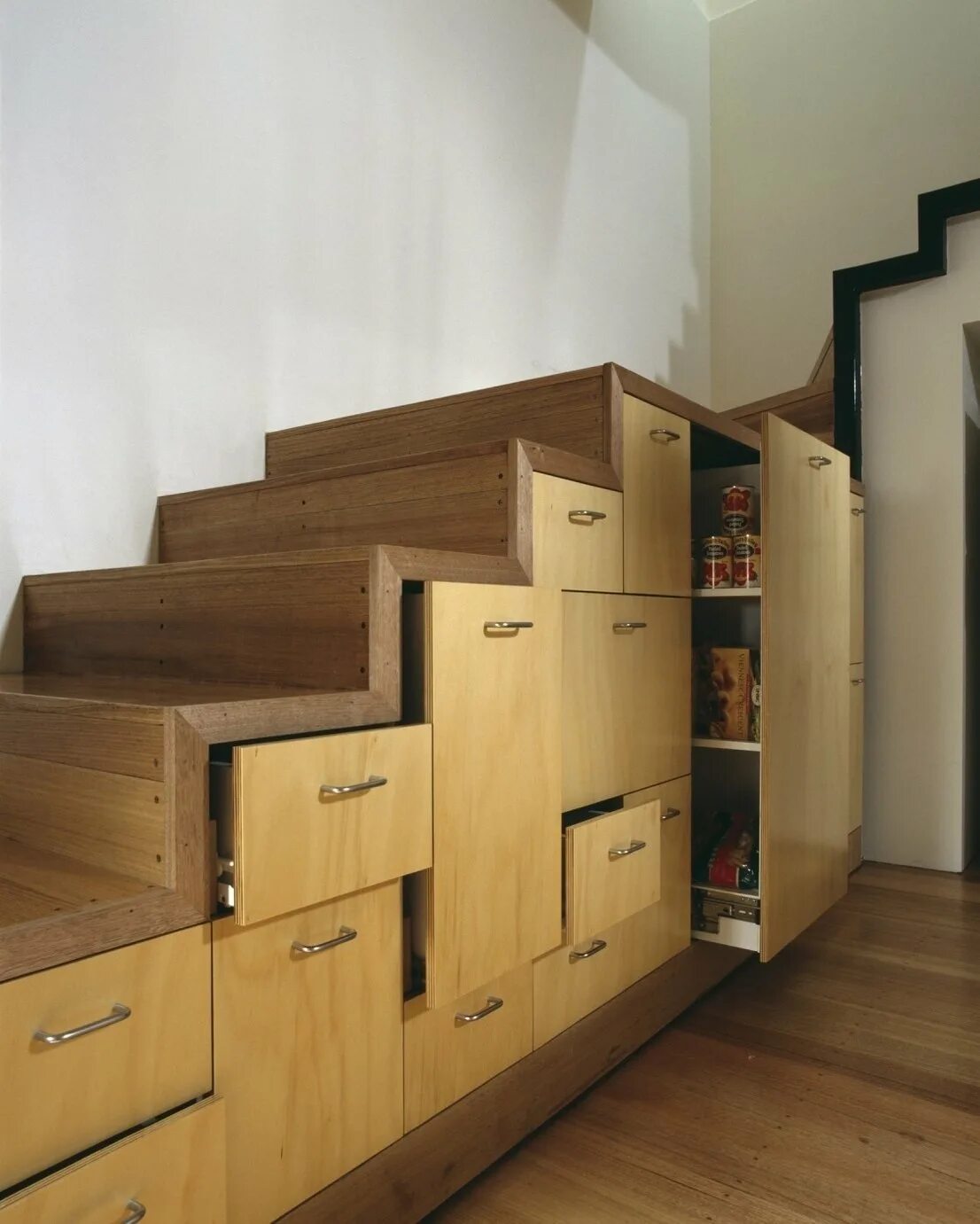 Тини хаус лестница шкаф. Шкаф под лестницей. Лестница с ящиками в ступеньках. Выдвижные ящики в ступенях лестницы. Лестница с выдвижными ящиками в ступеньках.