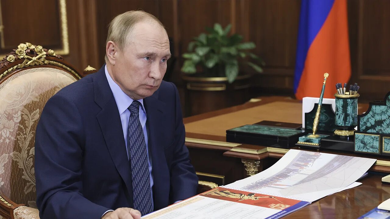 Пресс конференция путина. Совещание путина в кремле. Встреча с путиным сегодня прямой эфир. Владимир путин в лужниках. Встреча путин с летным.