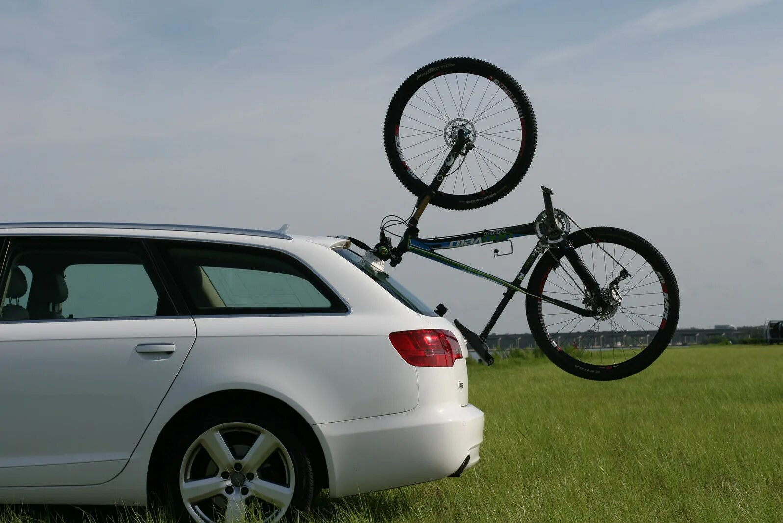 Bike машина. Крепление для велосипеда на машину. Машина велосипед. Велокрепление на авто. Автомобильное крепление для велосипедов.