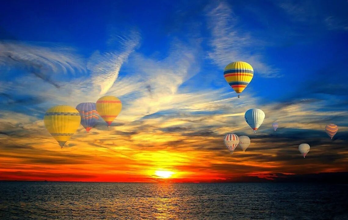 Воздушные шары в небе. Воздушный шар в небе на закате. Воздушный шар на закате. Воздушные шары в небе на щакете. Шар над морем