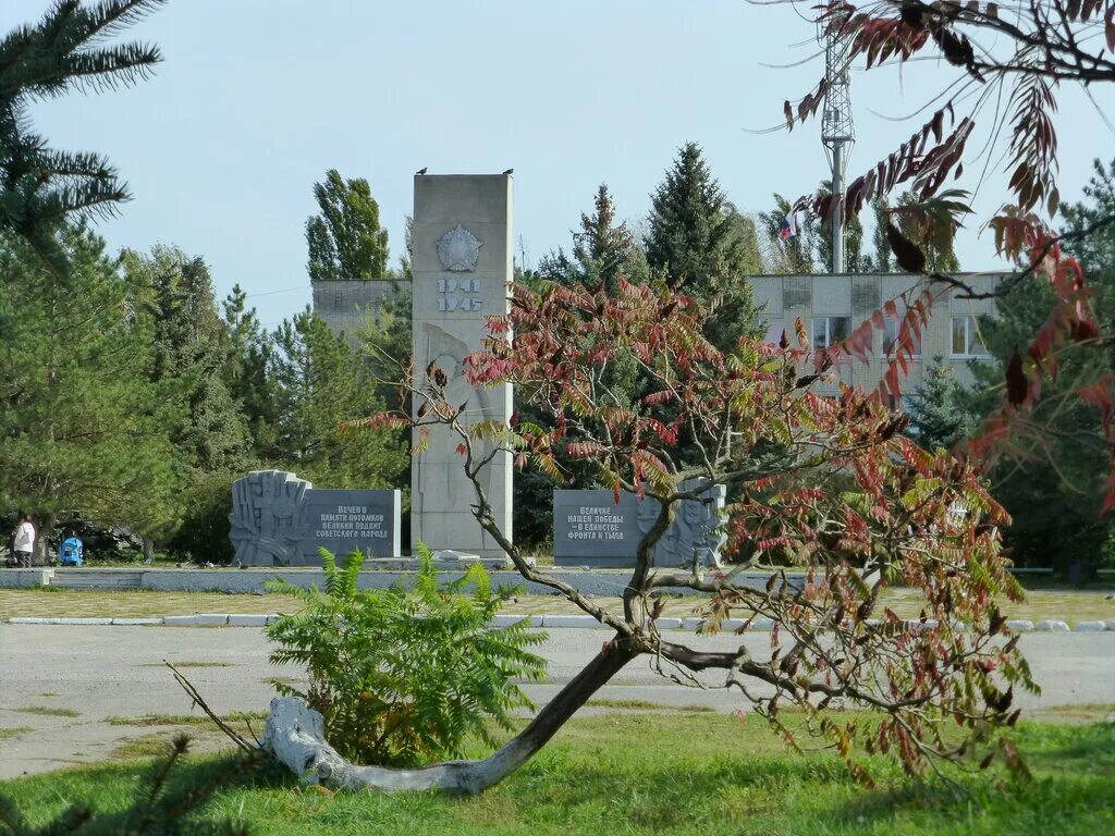 Погода донской ростовская область. Пос Донской Новочеркасск. Микрорайон Донской Новочеркасск. Поселок Донской город Новочеркасск. Памятники Новочеркасска Великой Отечественной войны.