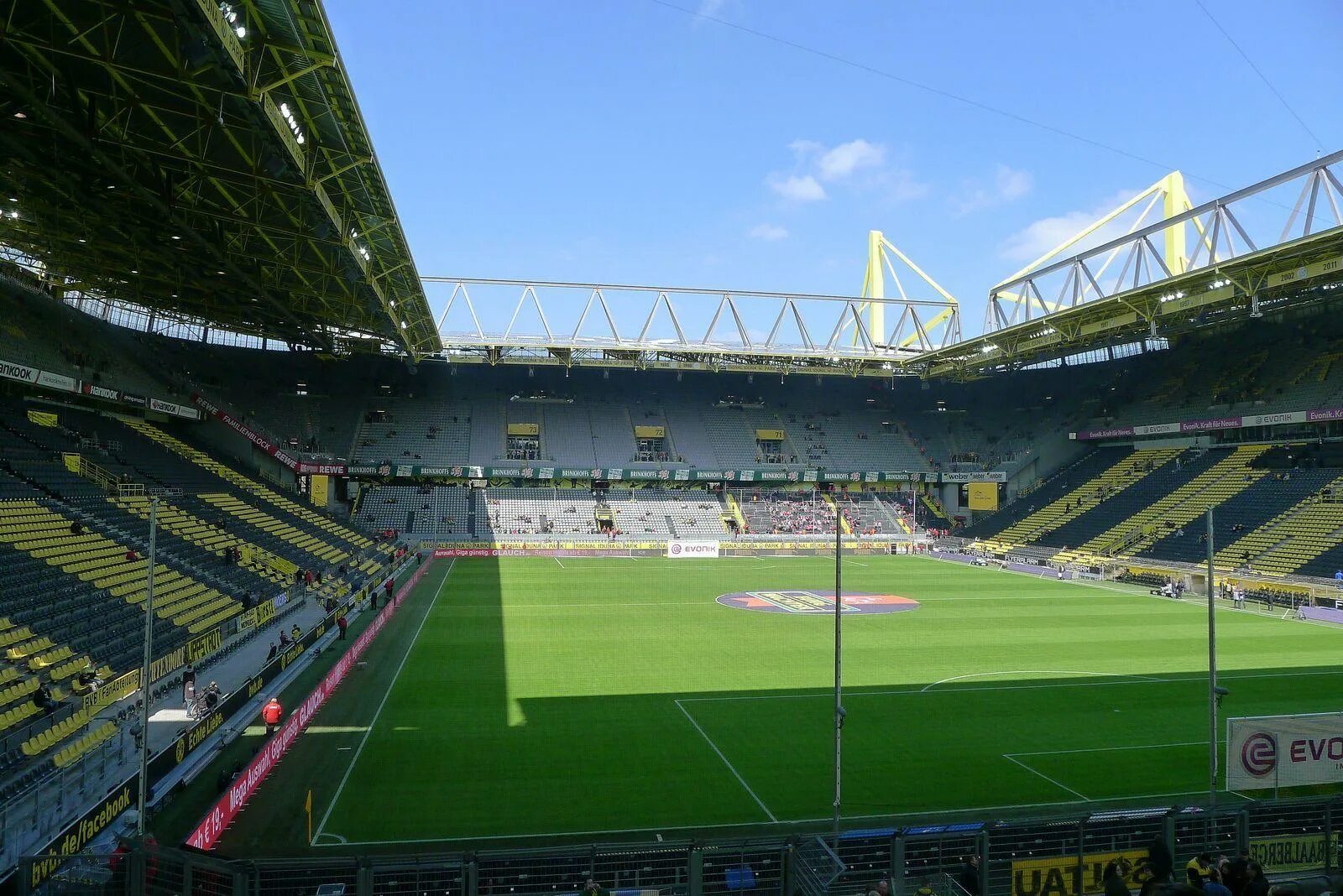 Стадион сигнал. Signal Iduna Park стадион. Сигнал Идуна парк Дортмунд. Сигнал Идуна парк Арена. Сигнал Идуна парк Вестфаленштадион Дортмунд.