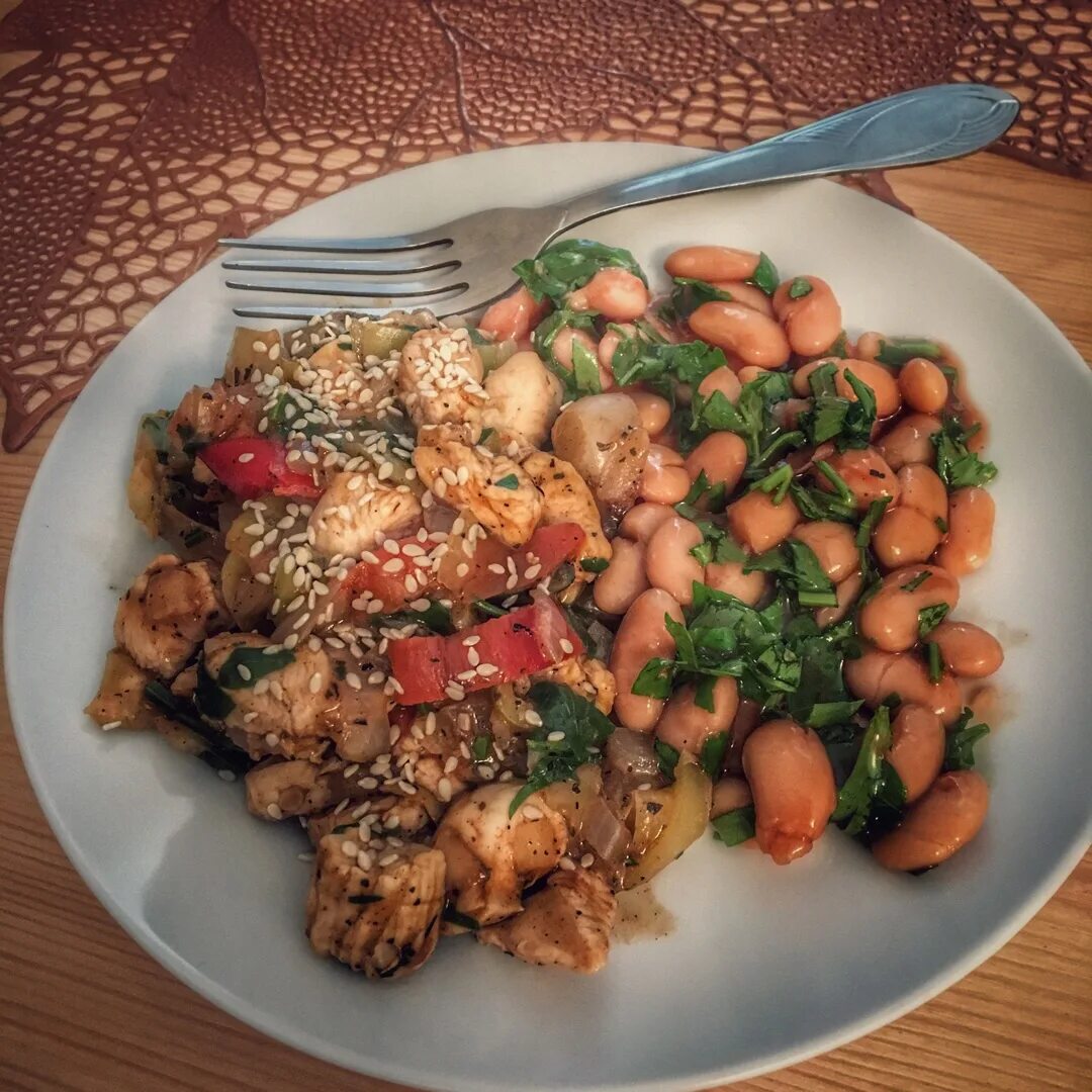 салат с красной фасолью и курицей. салат с фасолью и сухариками и курицей. курица с фасолью в томатном соусе. фасоль с куриным филе. салат из тунца и фасоли.