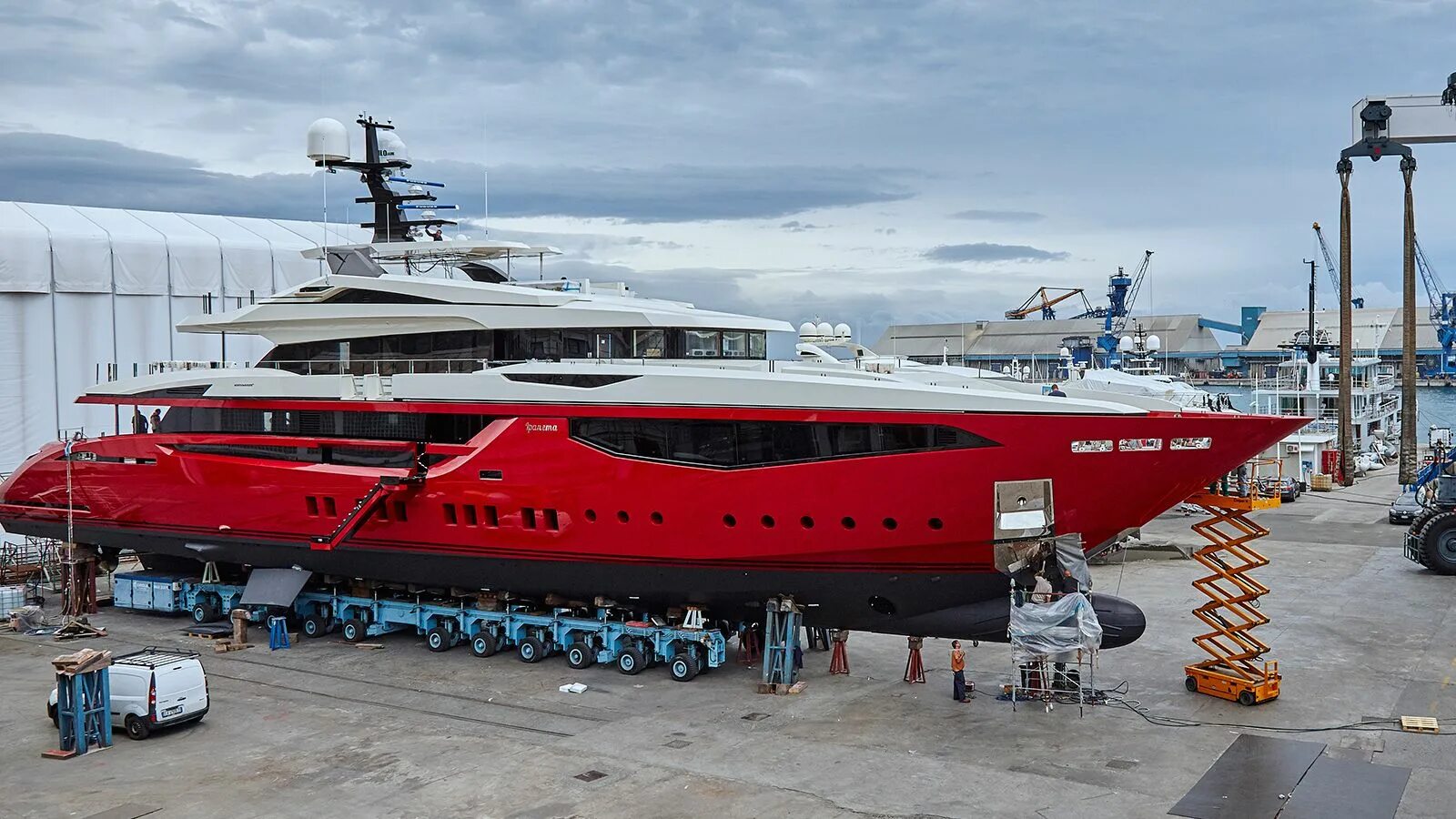 Красная яхта. Red yacht. Red yacht. Катер красный с черным. Red yacht.