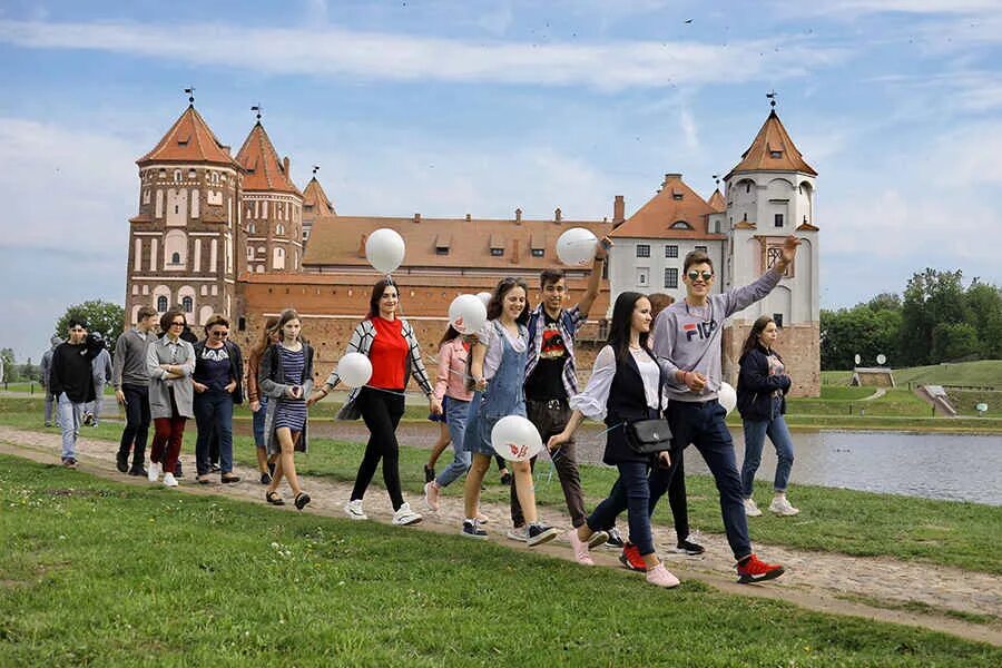 Минск мирский замок. Достопримечательности белорусс. Белоруссия гродно достопримечательности мирский замок. Белоруссия гродно достопримечательности мирский замок. Пейзажи белоруссии.
