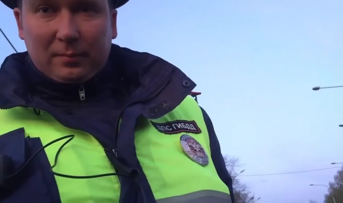 Злой дпс. Видео дпсник. Видео дпсник. Угрожал пистолетом водителю. Приколы гаишников на дороге.