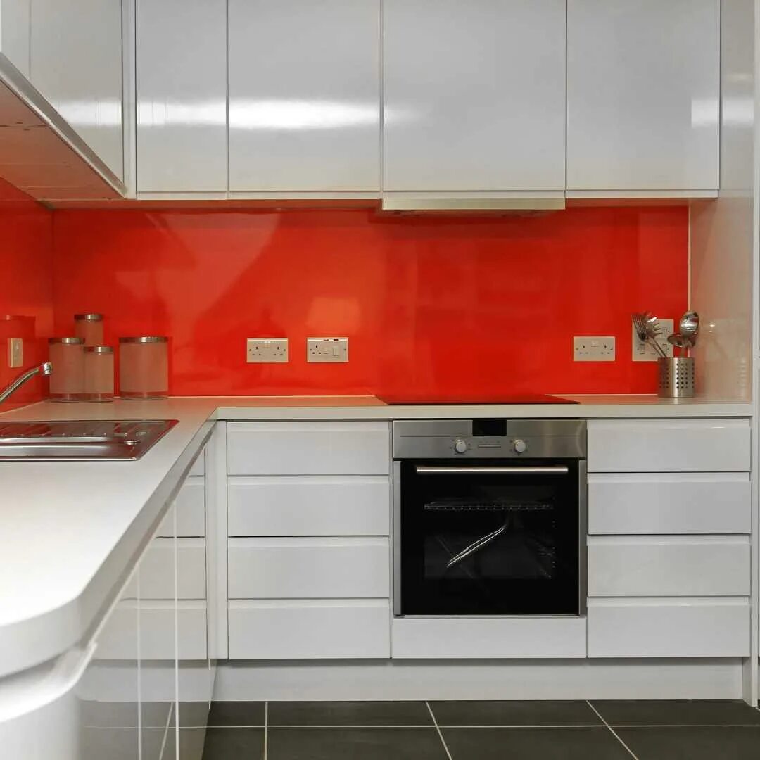 Какая кухня лучше пластик. Фартук для красной кухни. Кухня с оранжевыми фасадами. Белая кухня с красным фартуком. Белая кухня крамгыц фартук.