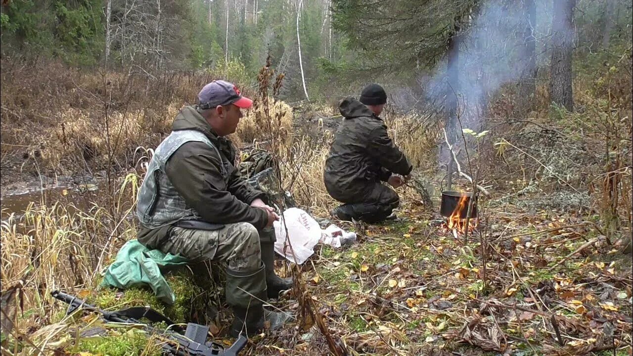 Жизнь в тайге охота видео. Тайга рыбалка охота с ночевкой. Таежный костер и охотничий. Охотник в тайге у костра. Жизнь в тайге охота.