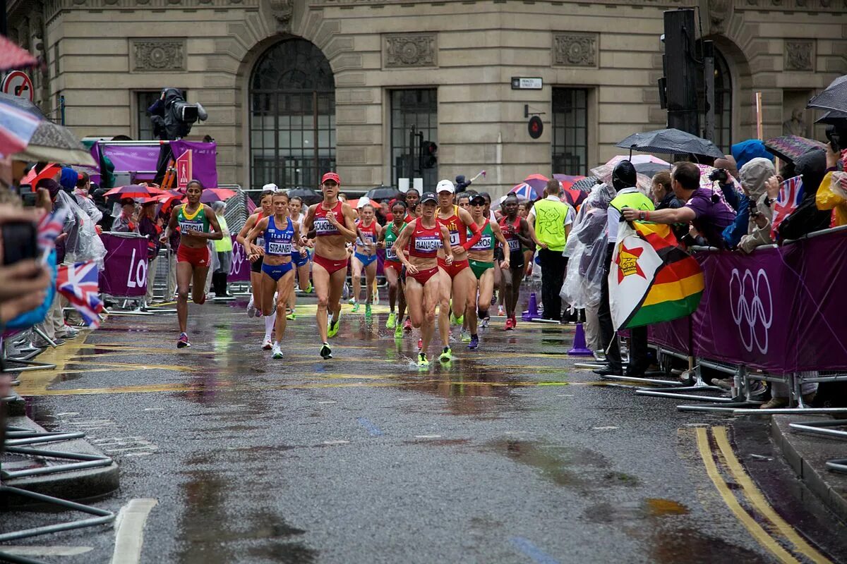 Марафонцы бегут в кадр. Boston marathon finish. Видео марафон. Тяжелый марафон. Марафон олимпик.