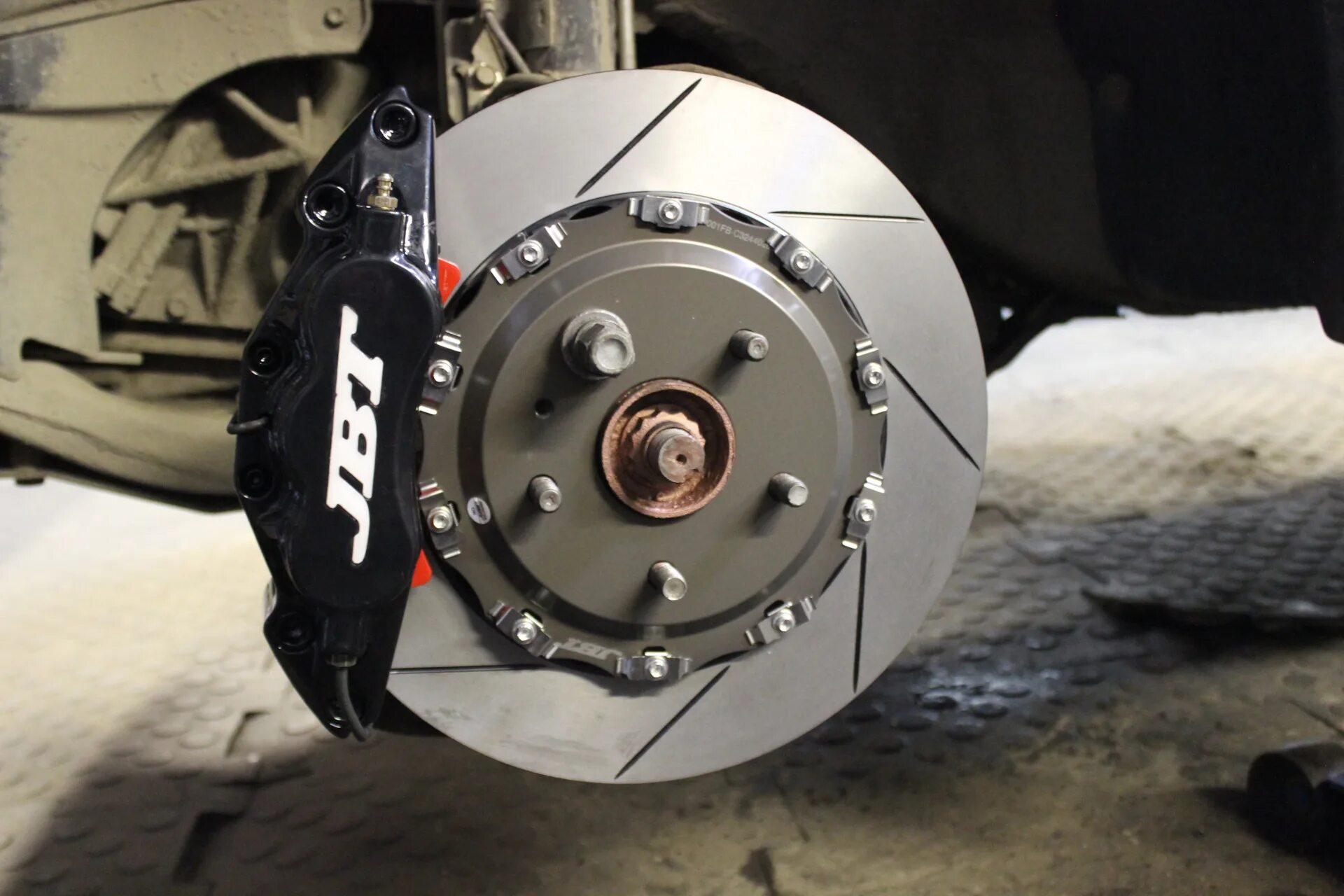 Диски тормозные на лексус 300. Тормозные диски лексус рх. Суппорт лексус rx350. Передние тормозные диски лексус рх 270. Lexusr rx 2019 тормозные диски.