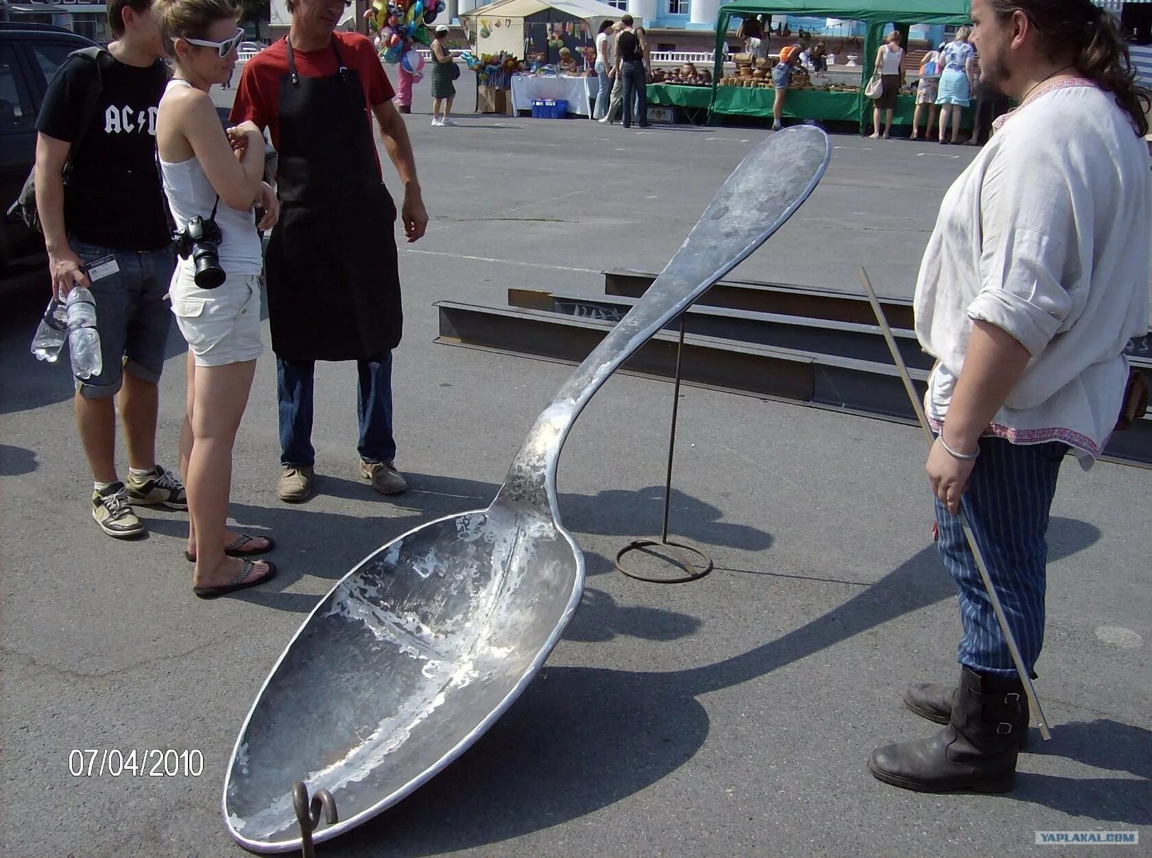 Большая ложка картинки. Старинные деревянные ложки. Гигантская ложка. Гигантская ложка. Большая деревянная ложка.
