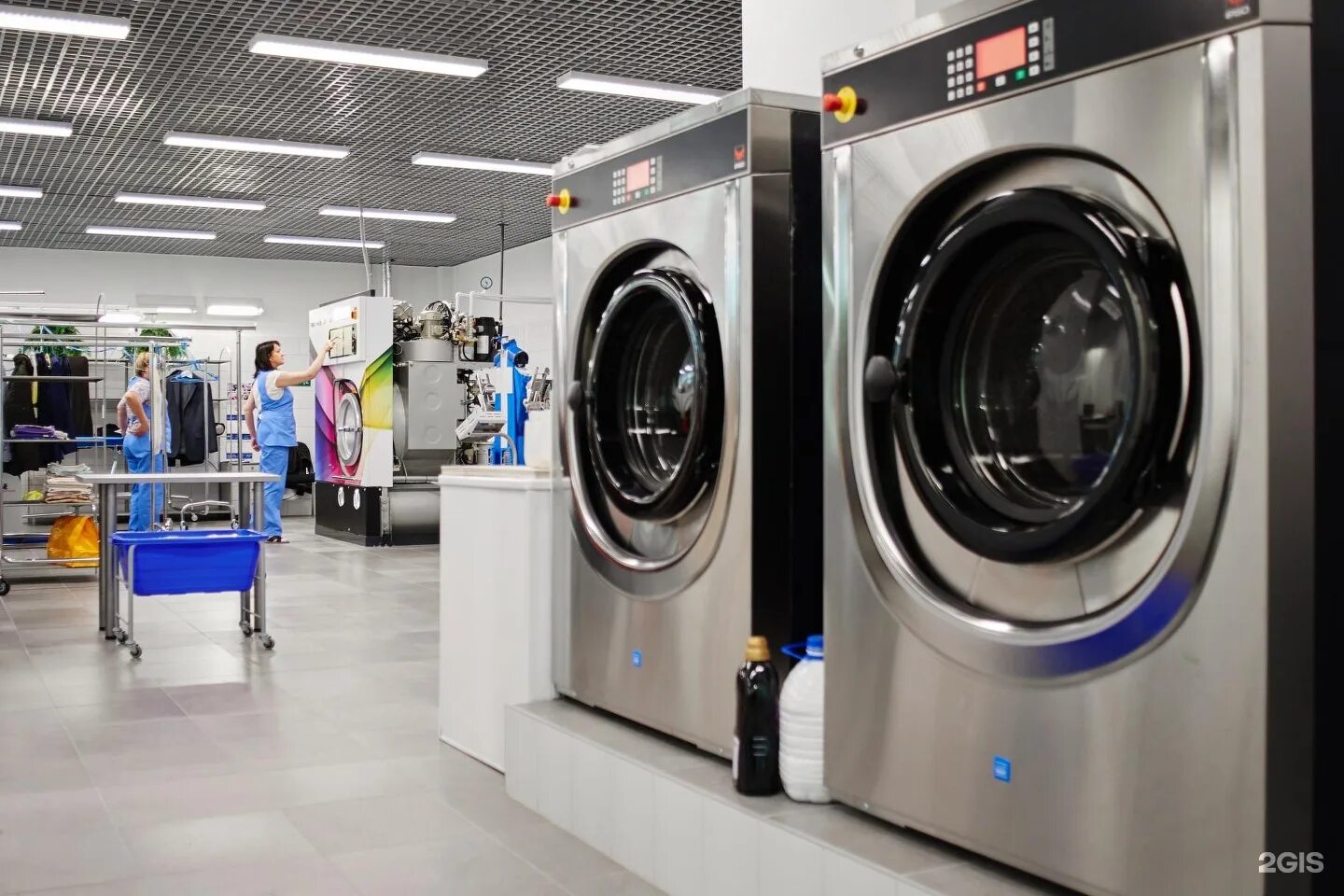 чистка одежды. химчистка ковров смоленск. работник прачечной. химчистка смоленск одежды. химчистка прачечная.