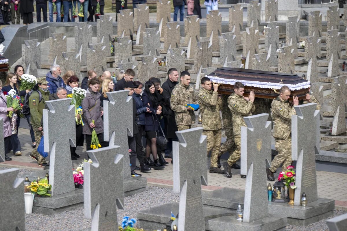 Похороны военнослужащего погибшего на Украине 2022. Могилы военных на Украине. Похороны военнослужащего.