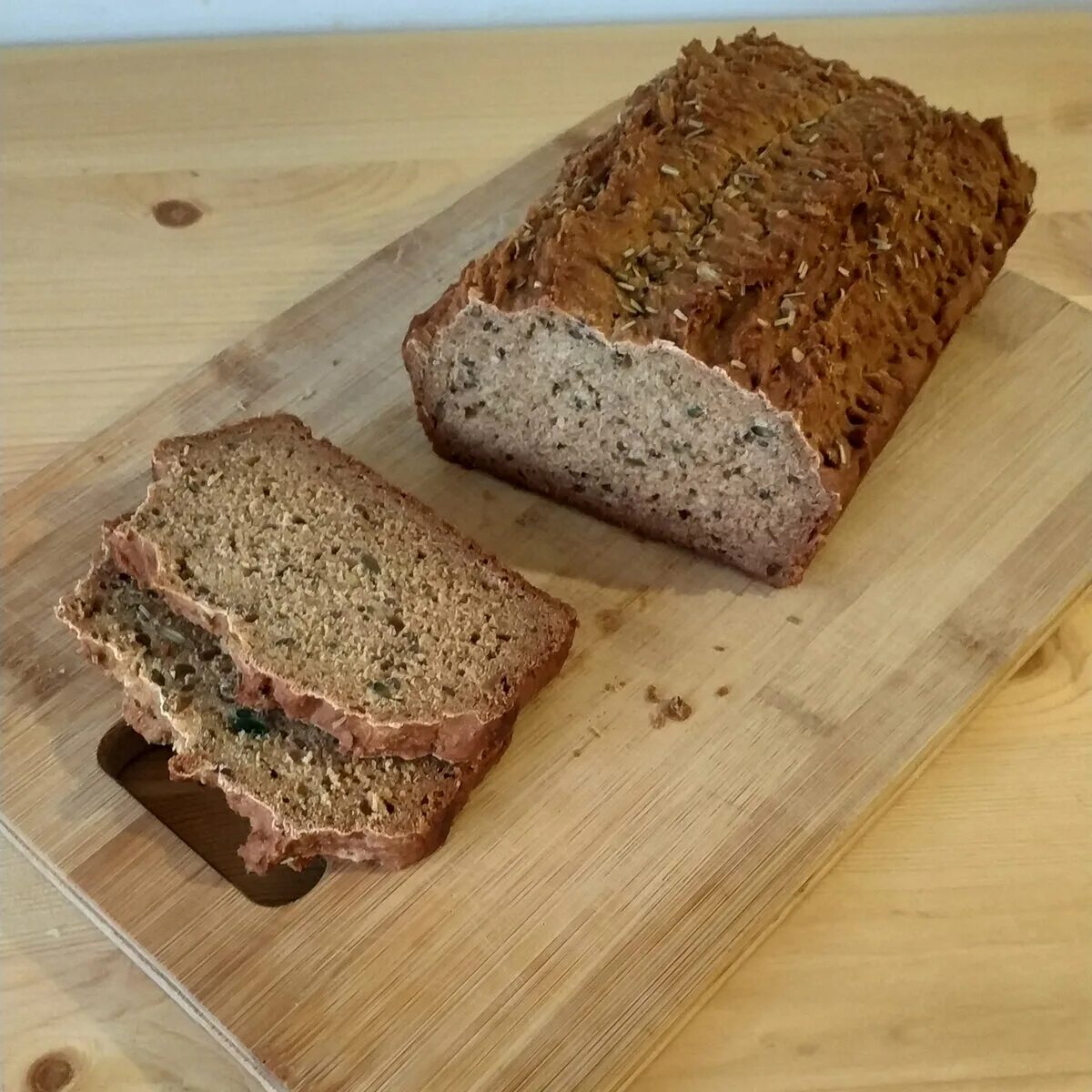 Бездрожжевой вкусный хлеб. Цельнозерновой хлеб на закваске. Цельнозерновой хлеб в хлебопечке. Бездрожжевой хлеб из цельнозерновой муки. Рецепт цельнозернового хлеба.