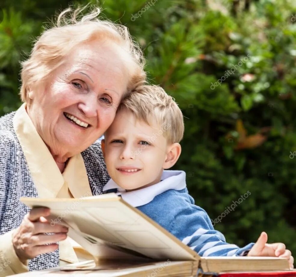 Бабушка читает. Бабушка читает внуку. Бабушка читает внуку сказку. Взаимоотношения с бабушкой положительные. Читать внук 3