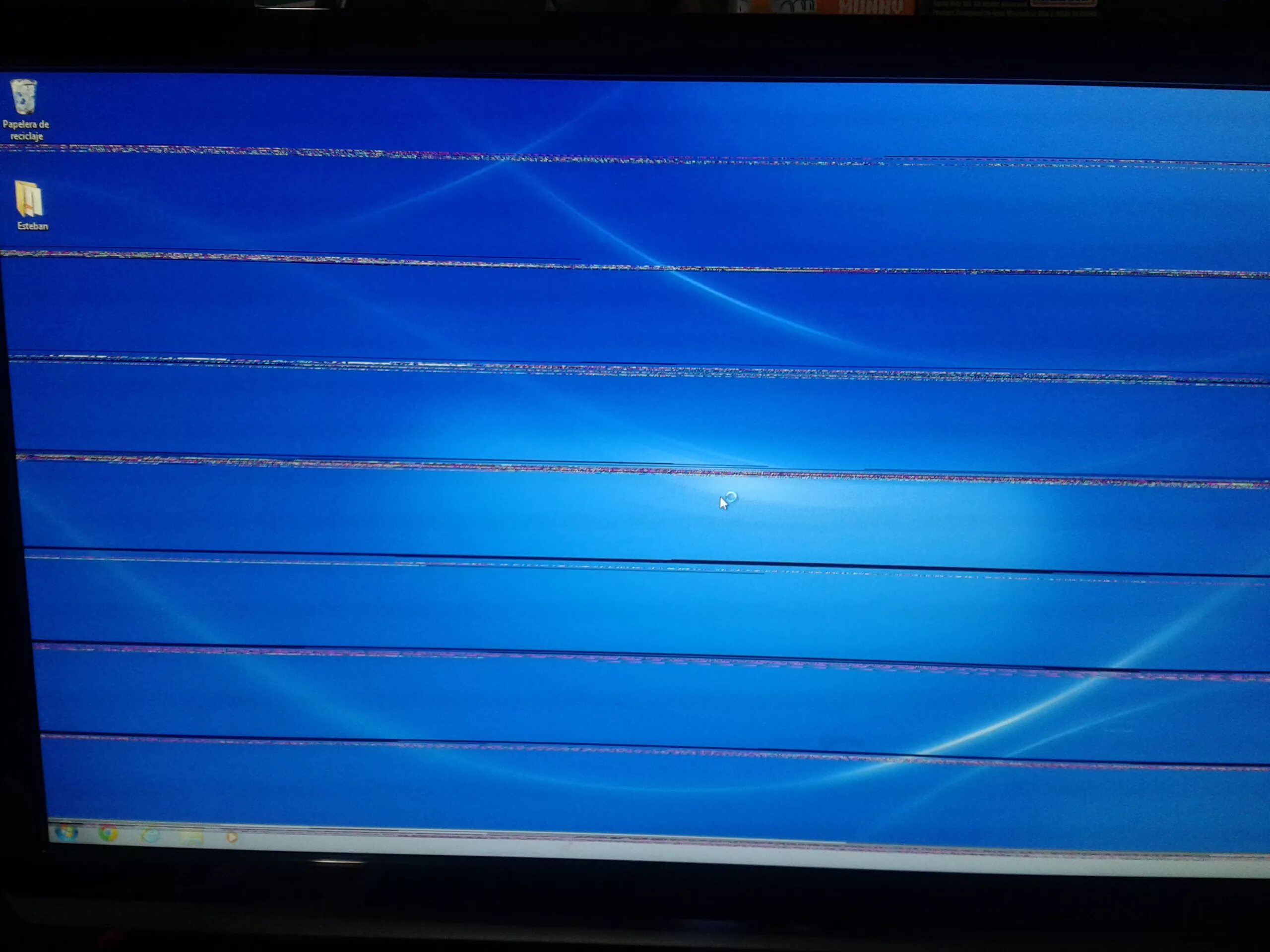 Мерцающая полоса на экране. Синие полосы на экране монитора компьютера. Горизонтальные полосы на экране ноутбука. Артефакты на экране полоски. Артефакты на мониторе.