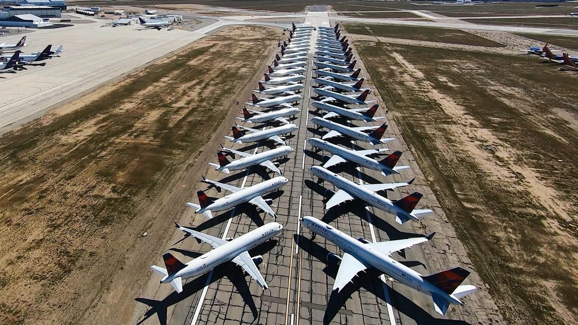 Как называется хранение самолетов. Стоянка 737 max. боинг 737 на стоянке в аэропорту. самолет на аэродроме. много самолетов.