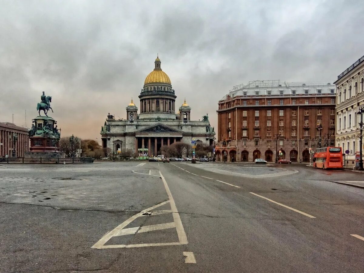 Исаа́киевская площадь.