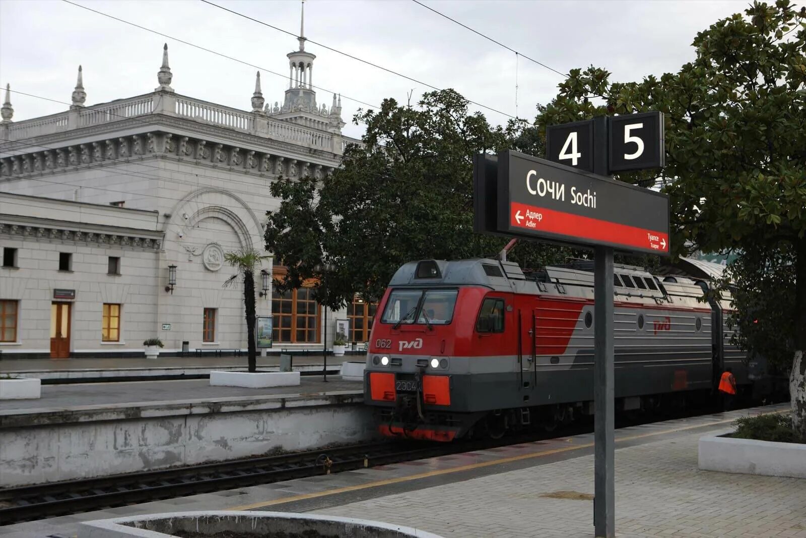 1) железнодорожный вокзал сочи. железнодорожная дистанция туапсе - адлер. название конечной жд станции в сочи. жд вокзал сочи пути. станция сочи, сочи.