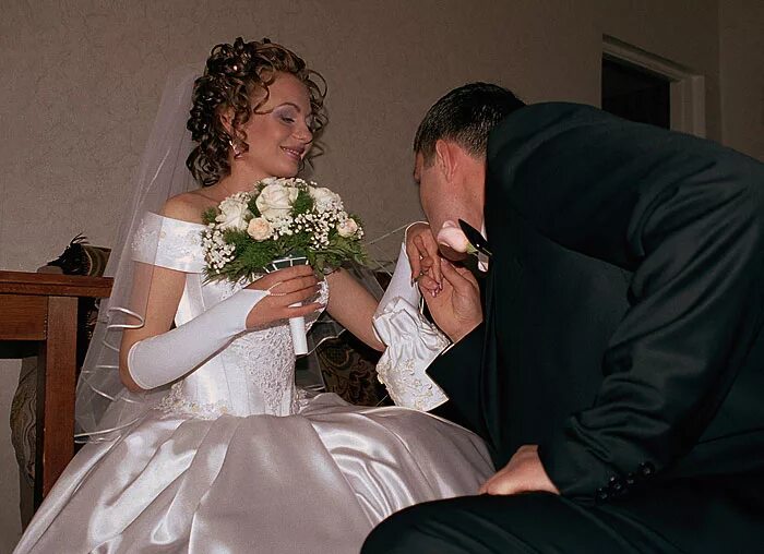 Свататься к невесте. Сватают невесту. У невесты видно. Свадьба со стороны жениха.
