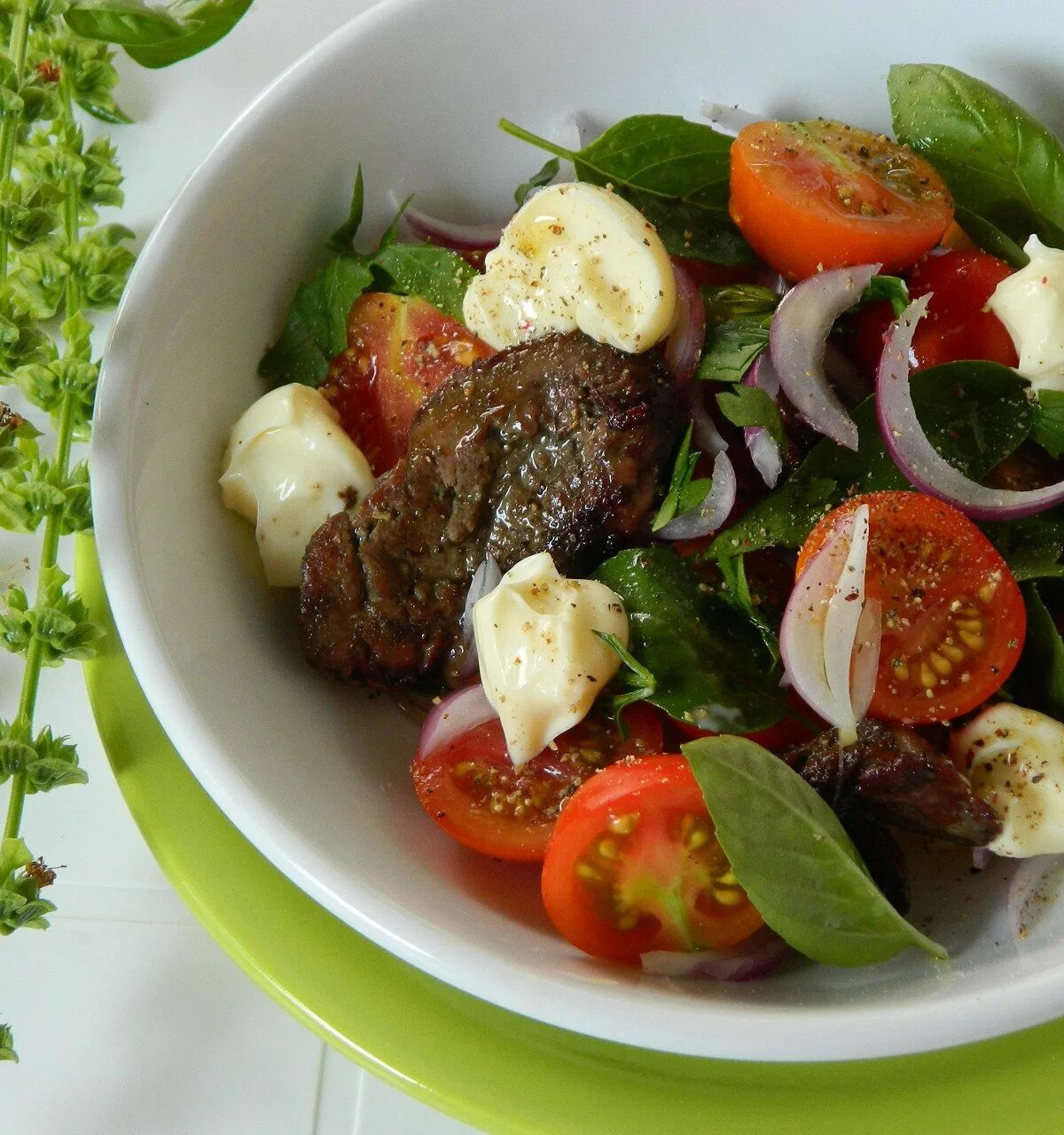 Салат с руколой и печенью. Теплый салат с куриной печенью от Юлии Высоцкой. Руккола с куриной печенью. Салат с куриной печенью и рукколой. Салат теплый с куриной печенью и рукколой.