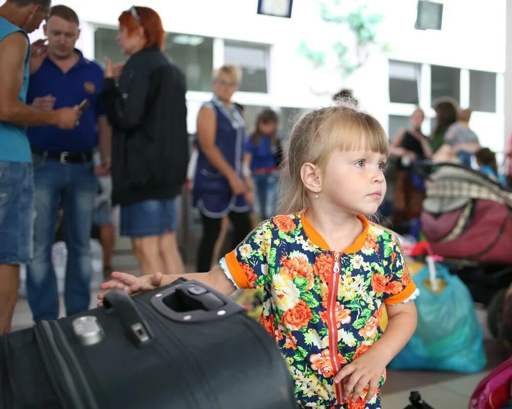 Беженцы с Украины в России. Беженцы с чемоданами. Фото беженцев с Украины. Дети беженцы из Украины.