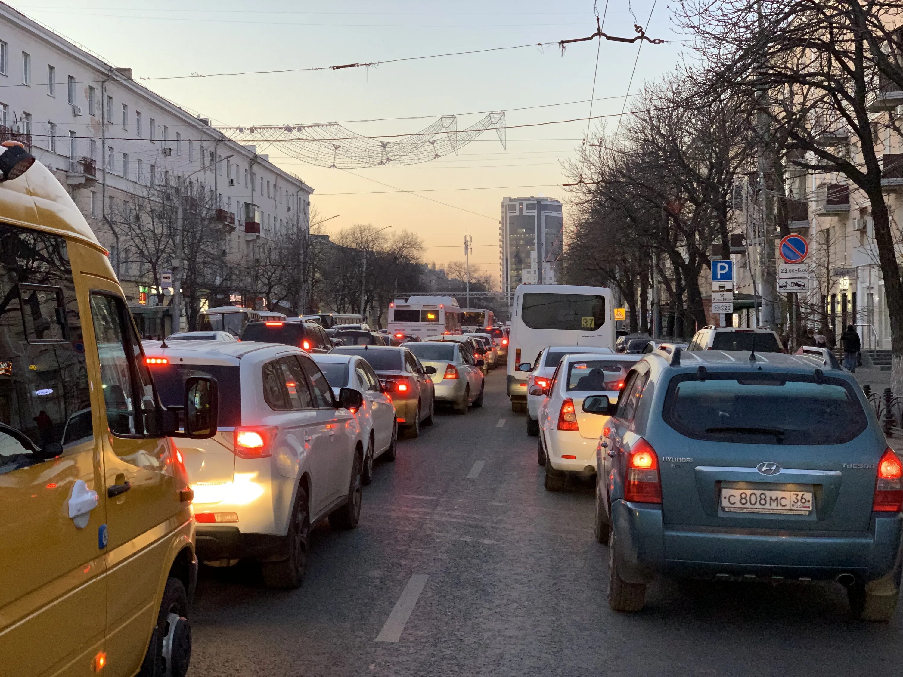 Транспортная ситуация на дорогах. Пробки на Московском проспекте Воронеж. Пробки Воронеж. Автомобильная пробка. Автомобильная пробка Воронеж.