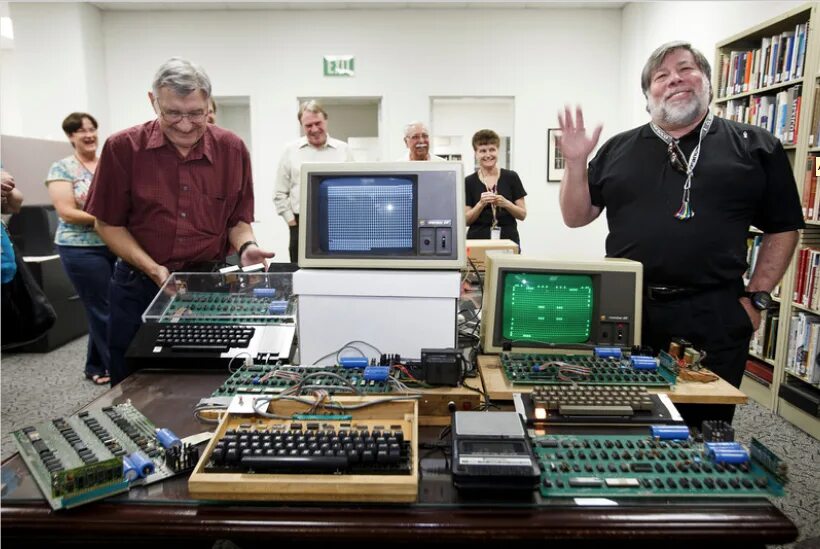 First apple. Apple Computer 1. Steve jobs and Steve Wozniak. Apple i 1976. Стив Джобс и Возняк.