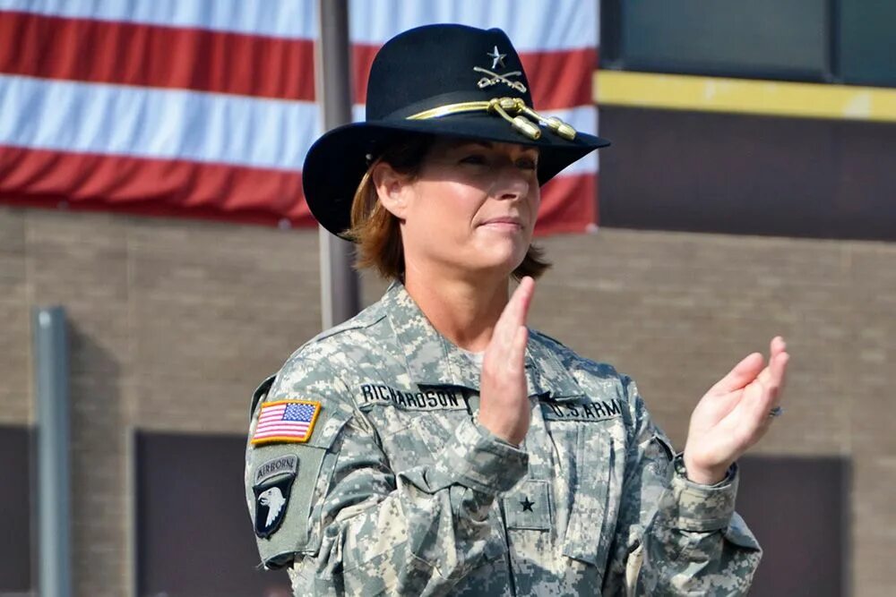 Американская военная девушка. Женщины военные США. Американская женщина-солдат. Женщины в американской армии.