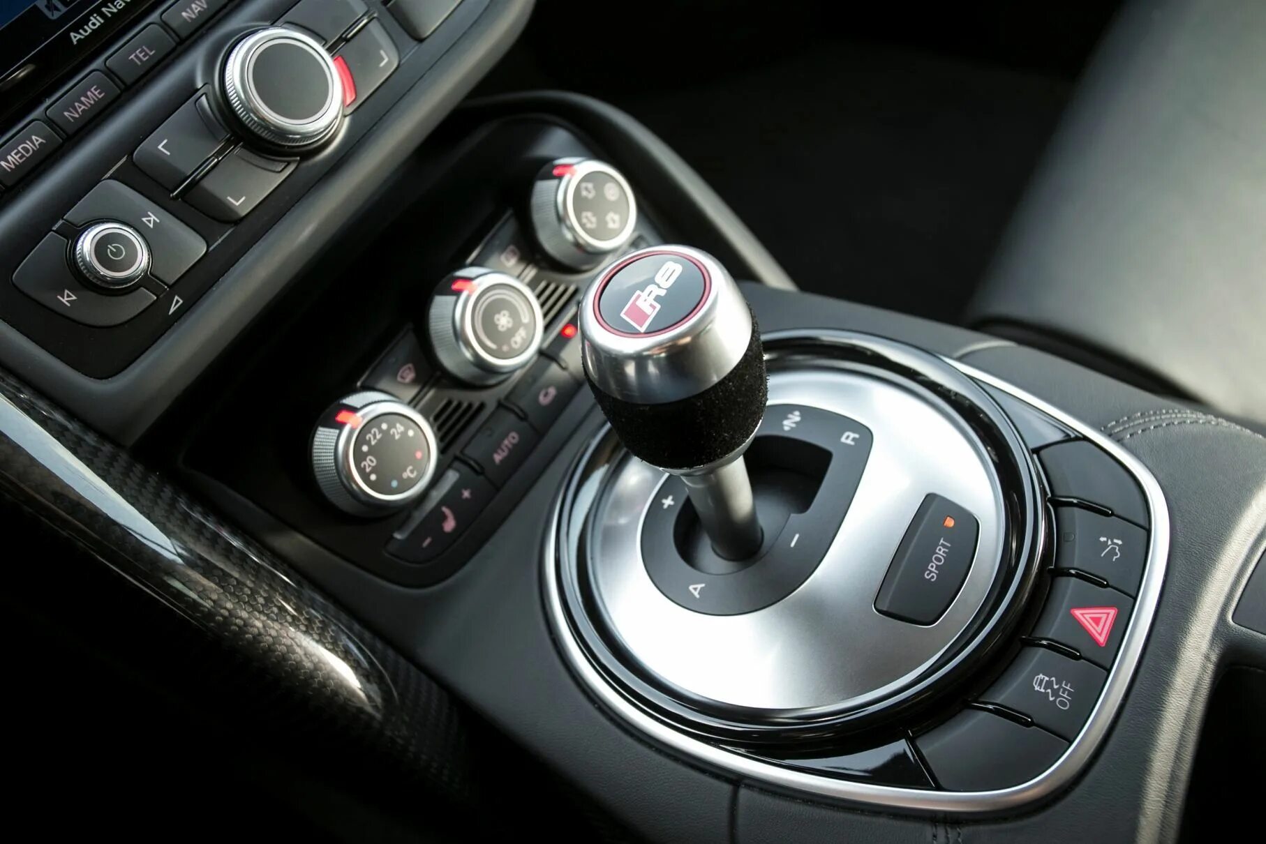 Купить ауди механика. Audi r8 механика. Коробка передач Audi r8. Ауди на механике. Ауди r8 автомат или механика.