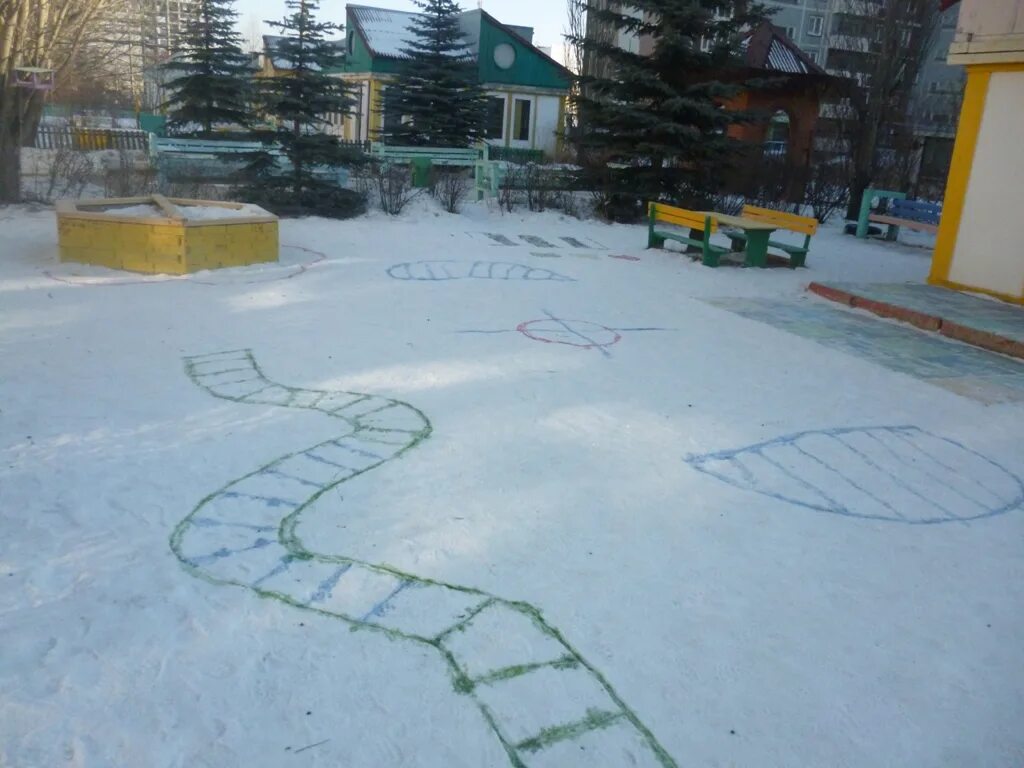 Зимние участки в доу. Постройки из снега. Смотр зимних участков. Для перешагивания из снега в детском саду. Зимний участок.