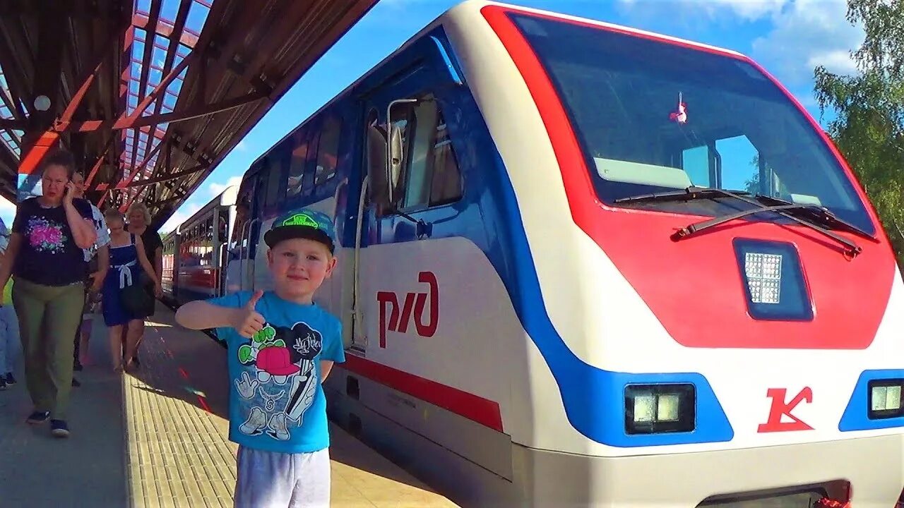 Зеленый обшарпанный старенький поезд я каждый вагон расцелую глазами. Дети возле поезда. Поезд дети собирают. Девочка на рельсах. Поезд дети собирают.