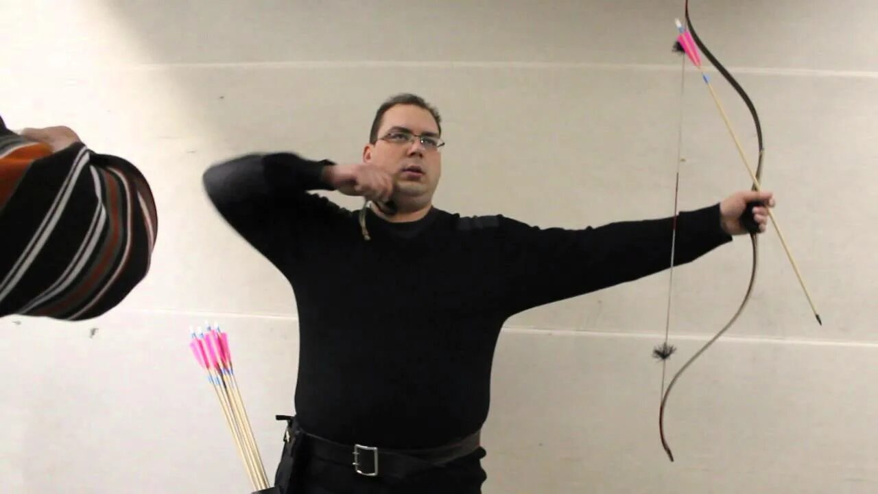 Стрельба с кольцом. Кольцо лучника как пользоваться. Блочный лук для стрельбы. Стрельба кольцом. Стрельба кольцом.